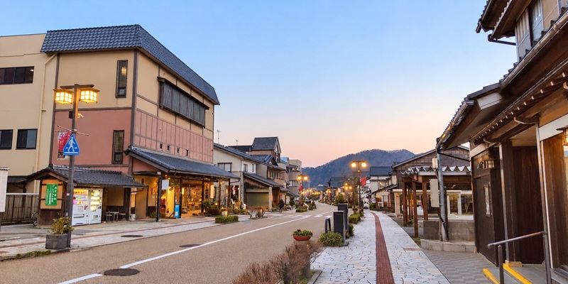 夕暮れの山中温泉街